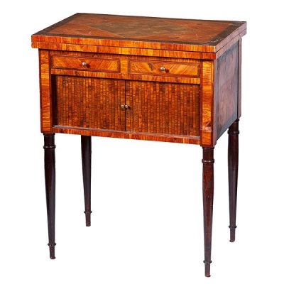 Mesa de juego francesa con decoraci&oacute;n de marqueter&iacute;a de palorrosa