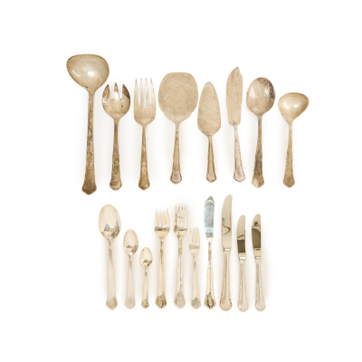 Cubertería en plata española punzonada para doce comensales, s.XX. 116 piezas. Peso: 5.390 gr. (sin cuchillos).