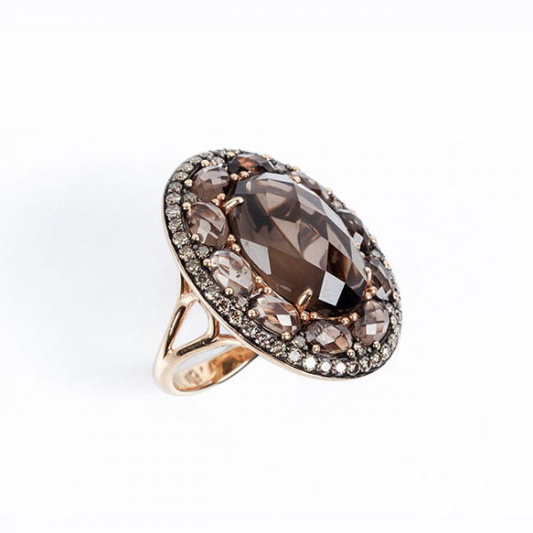 Sortija de alta joyería en sólida montura de oro rosa 18 K, con motivo oval de cuarzo 'fumé' facetado con orla diamantes 'brown'