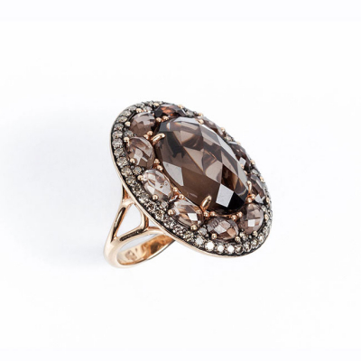 Sortija de alta joyería en sólida montura de oro rosa 18 K, con motivo oval de cuarzo &#039;fumé&#039; facetado con orla diamantes &#039;brown&#039; 