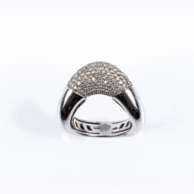 Sortija italiana de alta joyería, en oro blanco con centro en pavé de limpios y blancos diamantes talla brillante.