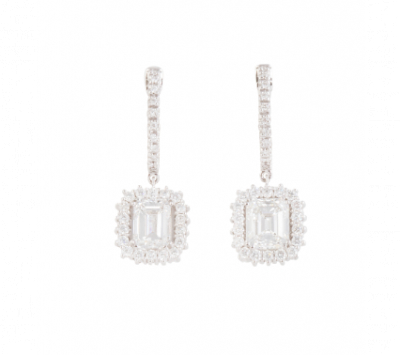 Pendientes con diamantes talla esmeralda orlada de brillantes que penden de criolla con frente de brillantes.   En oro blanco de 18K. 