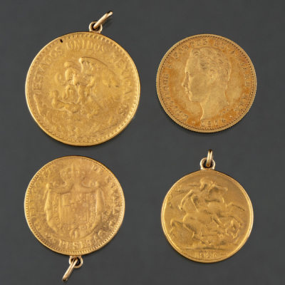 Conjunto de cuatro monedas en oro amarillo de 18 kt.