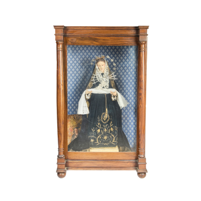 Escuela española, s.XIX. Virgen Dolorosa. Escultura «de vestir» en madera tallada y policromada sobre peana en madera marmoleada y dorada.