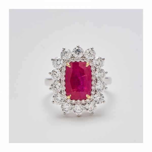 Sortija rosetón en oro blanco con rubí de Myanmar( Burma-Mogok) talla cojín orlado por diamantes talla brillante.