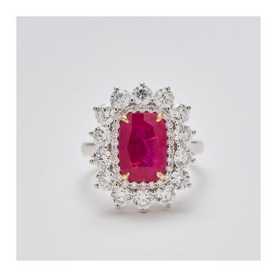 Sortija rosetón en oro blanco con rubí de Myanmar( Burma-Mogok) talla cojín orlado por diamantes talla brillante.