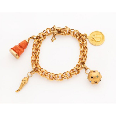 Pulsera de eslabones en oro amarillo con charms en coral tallado representando personaje oriental