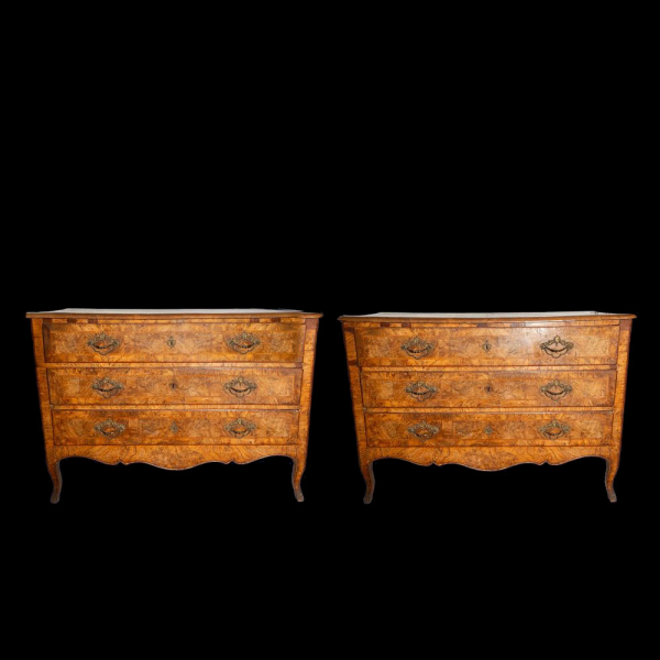 Pareja de c&oacute;modas de palacio. Escuela Italiana. Principios del Siglo XVIII.   Madera de ra&iacute;z de nogal con marqueter&iacute;a.