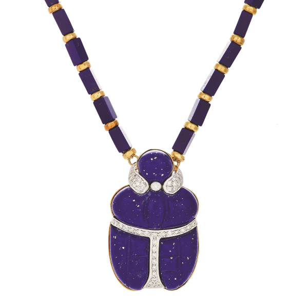 Collar diseño escarabajo egipcio en oro bicolor con diamantes talla brillante y lapislázuli.