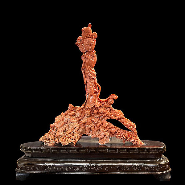 Monumental Talla en Coral Rojo de Guanyin, escuela China, Periodo Minguo República (1911-1949).
