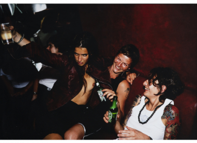 NAN GOLDIN (Washington, D.C., Estados Unidos, 1953)  Valérie, Axelle and Joanna at Le Pulp, 1999   Cibachrome marouflé sobre aluminio. 