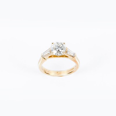 Anillo solitario en montura de oro amarillo 18 K con un limpio y blanco diamante natural, talla brillante moderna, en garras