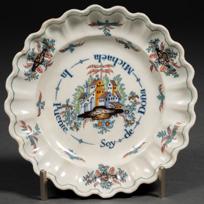 Plato en cerámica de Álcora serie rayado rojo segunda época (1749-1760)