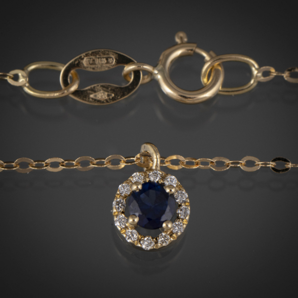 Cadena en oro amarillo de 18kt con rosetón de zafiro y brillantes.