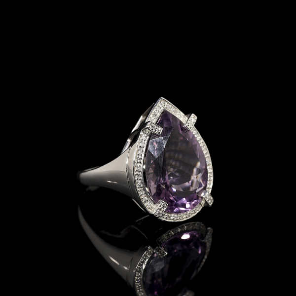 Anillo en oro blanco de 18k con una amatista y diamantes. 