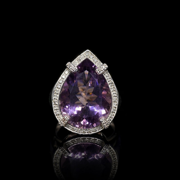 Anillo en oro blanco de 18 kt con una amatista y diamantes. 