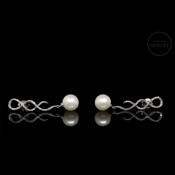 Pendientes en oro blanco de 18 kt con perlas y diamantes. 