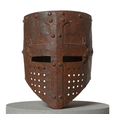 Yelmo de cubo con cruz templaria florenzada aplicada en el frente, Italia. 