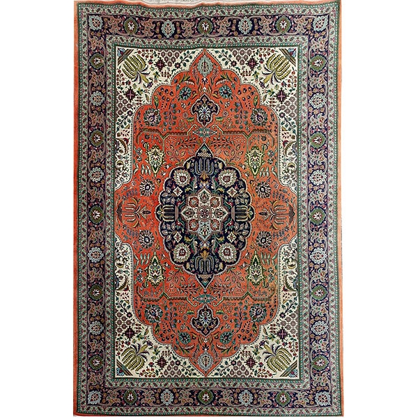 Alfombra de lana de color rojizo