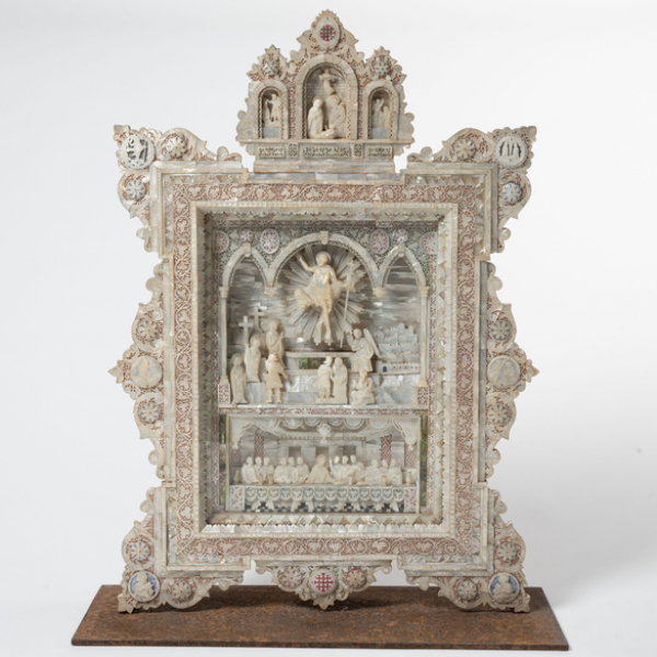 Importante icono tallado en madreperla representando la resurrecci&oacute;n de Cristo, la Santa Cena y nacimiento de Jes&uacute;s.  Escuela de Jerusal&eacute;n del finales del siglo XIX-XX. 