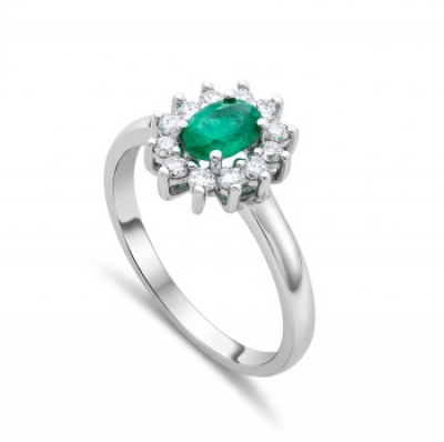 Sortija en oro blanco con esmeralda central y orla de diamantas talla brillante con un peso total de 0,18 cts. aprox.