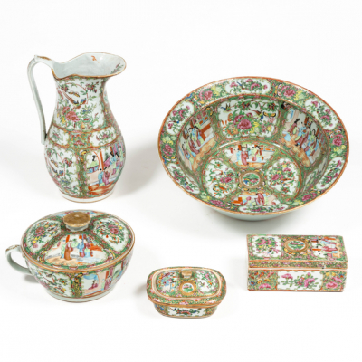 Set en porcelana china de cant&oacute;n familia rosa para la exportaci&oacute;n del siglo XIX. Compuesto por jabonera, caja de escritorio, sopera, jarra y palangana.