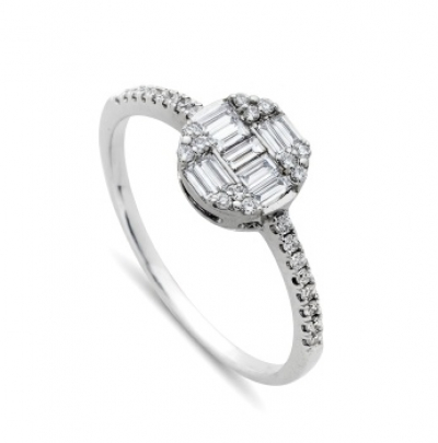 Sortija en oro blanco con diamentes talla baguette y diamantes talla brillante con un peso de 0,42 cts. aprox.