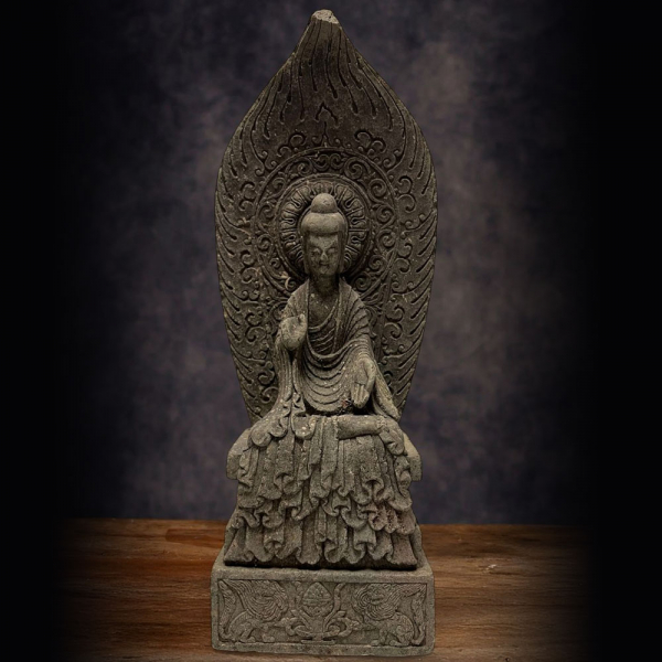 Excepcional Estela con Buda Chino Dinastía Wei (534-550), en piedra arenisca tallada a mano.