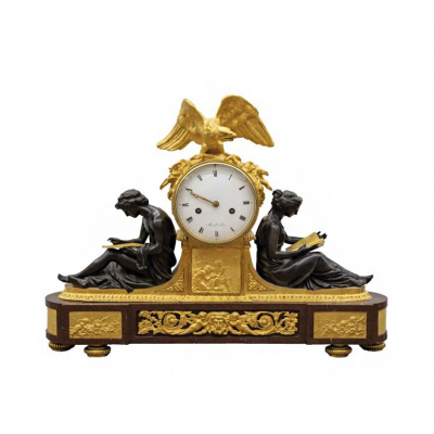 Importante reloj &eacute;poca Luis XVIII - Imperio "El Estudio y la Filosof&iacute;a" Circa 1815. Realizado en bronce dorado al mercurio, pavonado y m&aacute;rmol Rouge Griotte. 