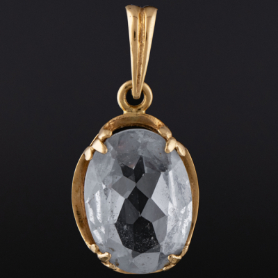 Colgante en oro amarillo de 18 kt con topacio central color azul.
