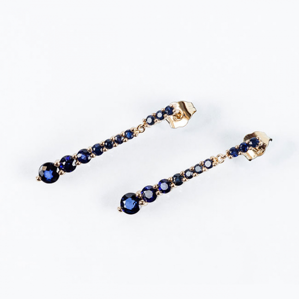 Pendientes largos en oro amarillo 18 K, con motivo colgante en fila de zafiros finos azules, talla oval 