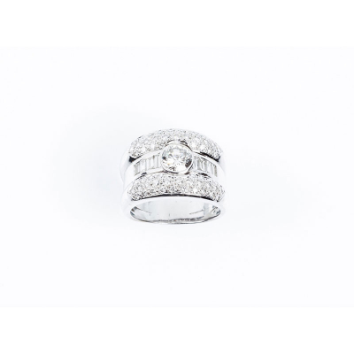 Sortija ancha en sólida montura de oro blanco, con un limpio y blanco diamante central, talla brillante, de 0.90 ct aprox