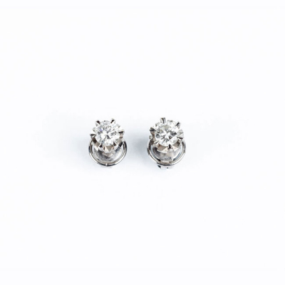 Pendientes solitarios en oro blanco 18 K, con limpios y blancos diamantes 