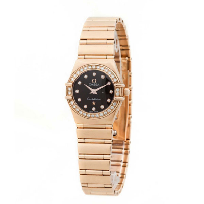 Reloj-joya suizo, sra. OMEGA Constellation Ref.: O11606000, en caja 22 mm y brazalete de oro rosa 18 K, matizado con detalles pulidos y orla de limpios y blancos diamantes, talla brillante. Esfera negra con diamantes.  