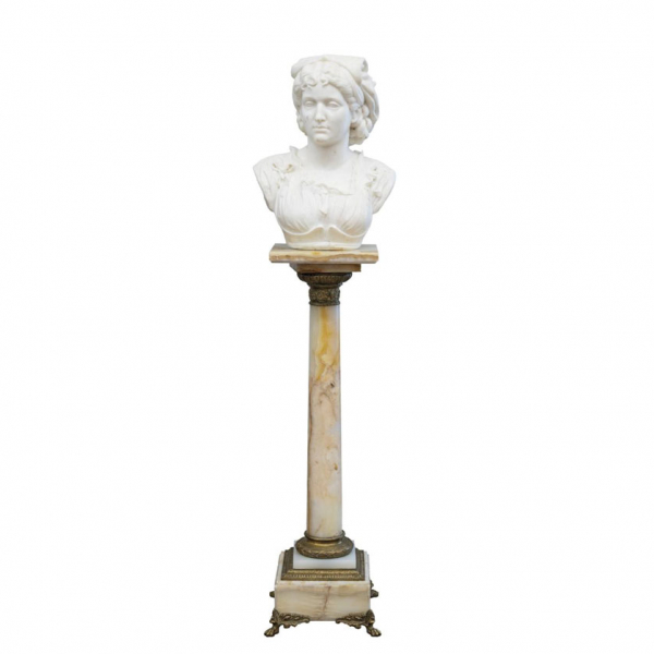 Escuela Francesa C. 1900.   "Busto de dama". Realizado en mármol tallado y pulido.