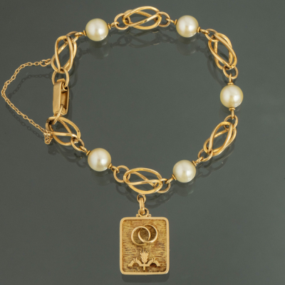 Pulsera de eslabones en oro amarillo de 18kt y perlas cultivadas con colgante.