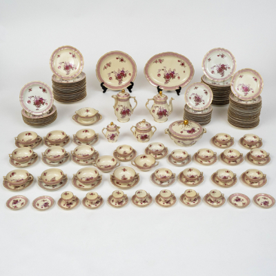 Vajilla en porcelana francesa de Limoges modelo "Nankin" decorado por L. Bernardaud.