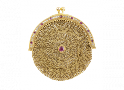 Monedero en malla en oro firmado CONFALONIERI, de pp. S. XX, con diamantes y rubíes.   