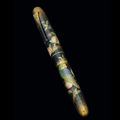 Estilográfica NAMIKI, modelo Parrot and Peach, tamaño Yukari Royale, realizada en técnica Togidashi-Taka Maki-e.