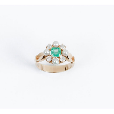 Anillo vintage en sólida montura oro rosa con centro de bonita esmeralda en su talla 