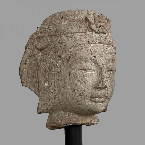 Cabeza del Bodhisattva Avalokitésvara “Kwan Yin” de belleza juvenil. Dinastía Qi del Norte 550 a 577 (dinastía Qi del Norte) “Bei Qi”.