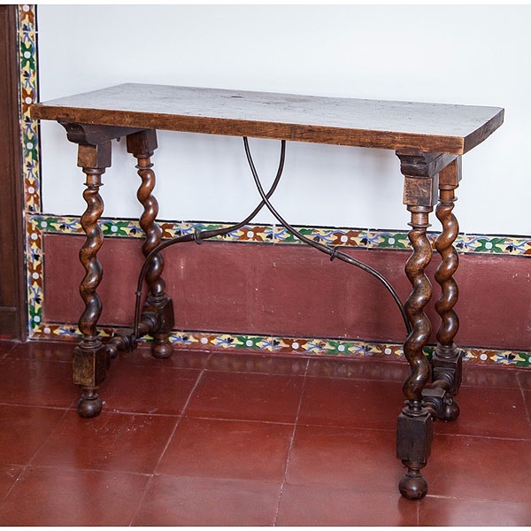 Bufete de nogal con pata torneada