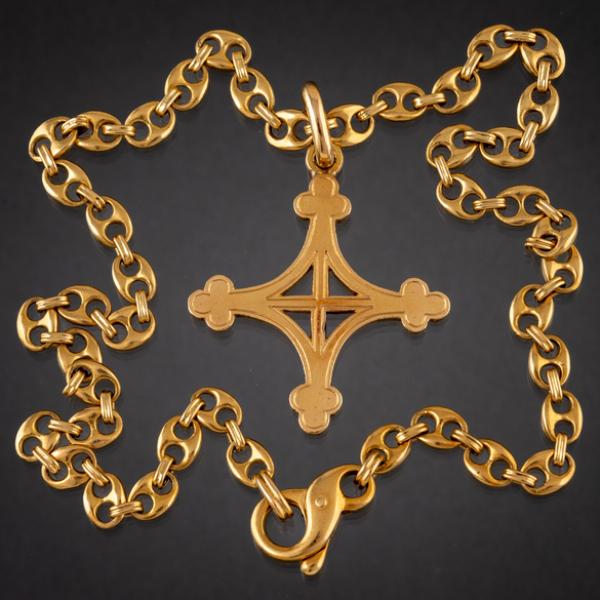 Cadena de calabrote en oro amarillo de 18 kt on colgante en forma de cruz con los bordes lobulados.