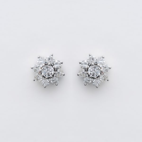 Pendientes roset&oacute;n en oro blanco con diamantes talla brillante engastados en chat&oacute;n.