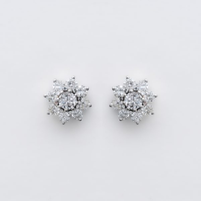 Pendientes roset&oacute;n en oro blanco con diamantes talla brillante engastados en chat&oacute;n.