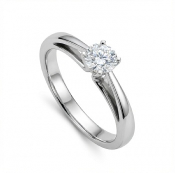 Sortija solitario en oro blanco con diamante talla brillante con un peso total de 0,40 cts. aprox.