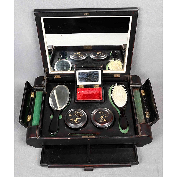 Tocador japonés. En madera lacada