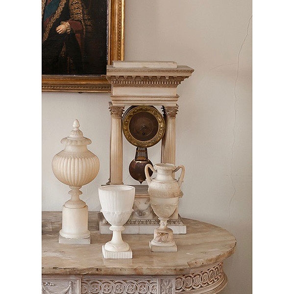 Reloj de sobremesa de "P&oacute;rtico" en alabastro S.XIX