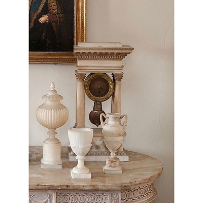 Reloj de sobremesa de "P&oacute;rtico" en alabastro S.XIX