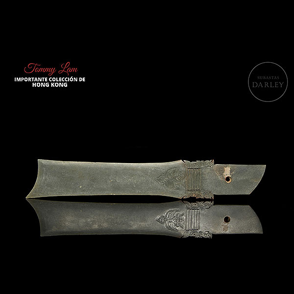 Hoja ceremonial "Gui" de jade tallado, dinast&iacute;a Shang. 